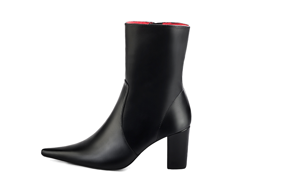 Satin black women's ankle boots with a zip on the inside. Pointed toe. High block heels. Profile view - Florence KOOIJMAN